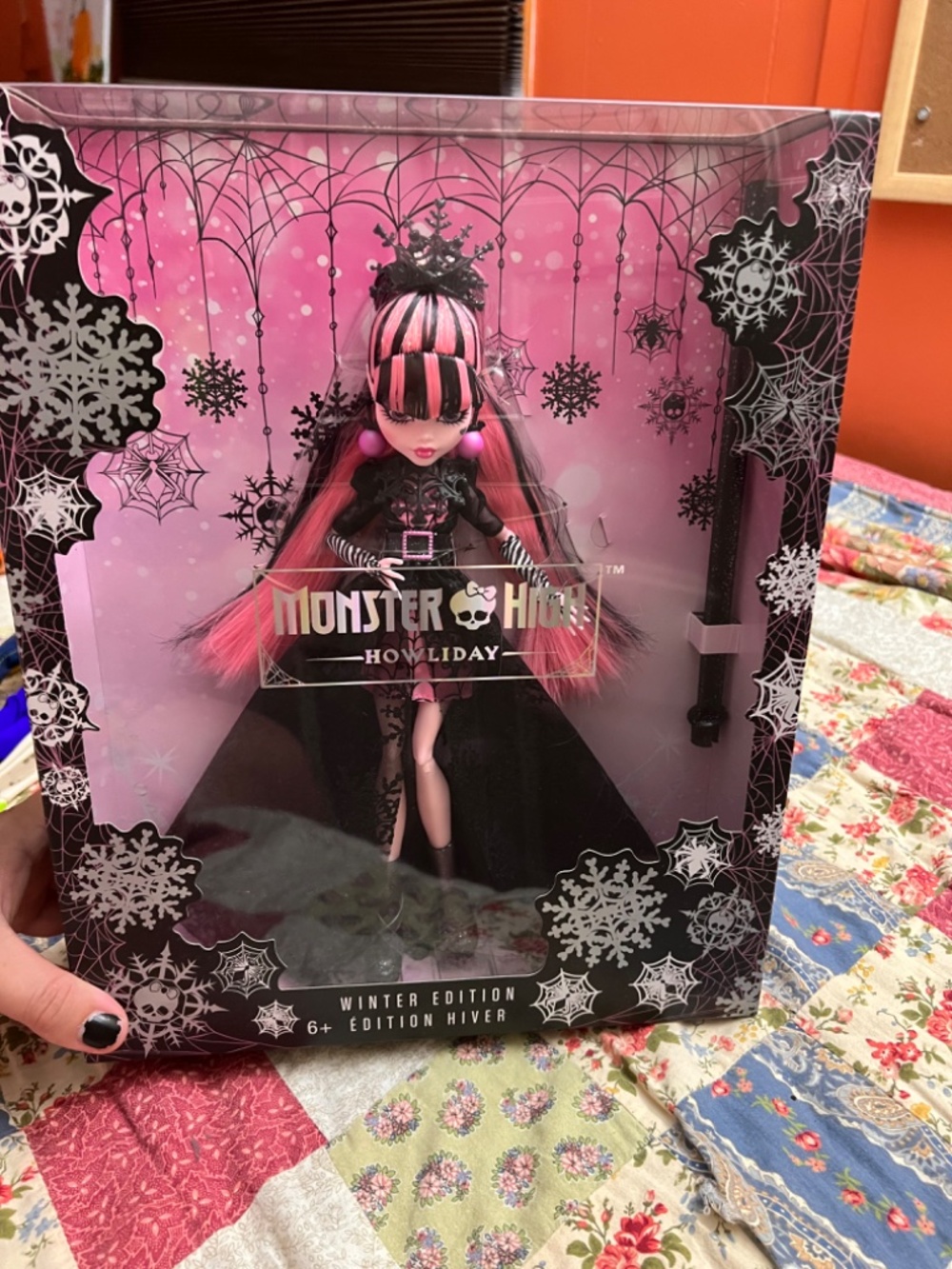 Winter Draculaura - Picture 3 of 8